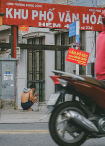 Thanh niên hút thuốc