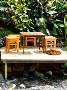 Bàn ghế bên bờ suối