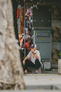 Ông già ngồi hút thuốc thư giãn