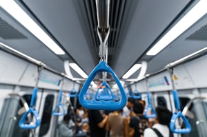 Tay nắm trên tàu điện ngầm Metro Saigon