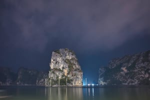 Một hòn non bộ ở Vịnh Hạ Long vào ban đêm