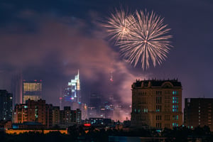 Pháo hoa trên bầu trời thành phố