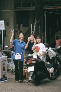 Sinh viên đi làm thêm (phát sampling booth)