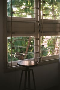 Bên ô cửa sổ đóng