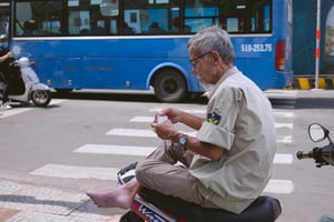 Bác xe ôm chờ khách