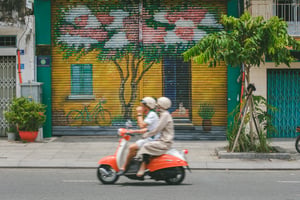 Bức tường, Vespa, tình yêu
