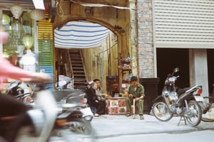 Trà đá vỉa hè ở Hà Nội