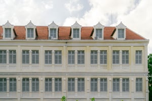 Khung cửa sổ cổ kính Trường Đại học Sài Gòn