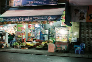 Một cửa hàng tạp hoá trong chợ truyền thống