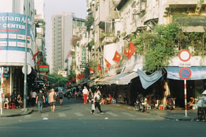 Con phố nhộn nhịp ngập ánh nắng chiều