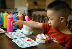 Một em bé đang tô tượng