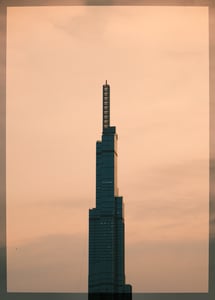Tòa nhà Landmark 81 trong ánh vàng của hoàng hôn