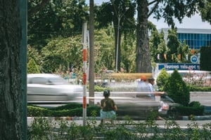 Xe cộ trước công viên Lê Thị Riêng