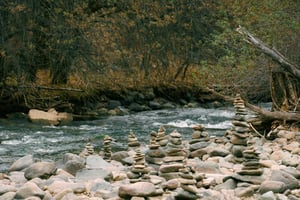 Những tháp đá bên dòng suối
