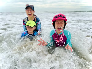 3 mẹ con vui chơi trên biển