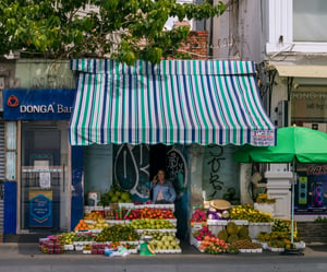 Tiệm bán trái cây trên lề đường