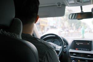 Đằng sau vô lăng