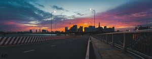 Hoàng hôn buông xuống bên đô thị
