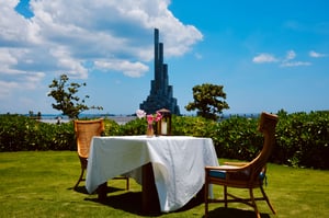 Khu ăn uống với tầm nhìn ra tháp Nghinh Phong