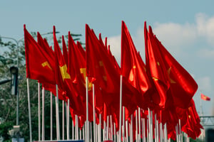 Cờ bay rực rỡ dưới nắng xanh
