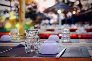 Bộ ly chén trên bàn tại một buổi tiệc