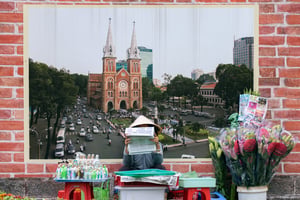 Người bán hàng rong đọc báo