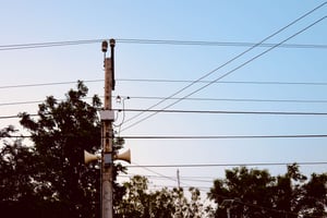 Loa thông báo trên cột điện