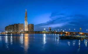 Landmark 81 rạng rỡ giữa bầu trời xanh