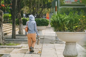 Người đi đường giữa nắng trưa