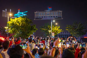 Người dân chụp hình biểu diễn drone 30/4/2025