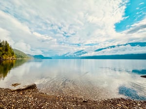 Bầu trời soi bóng trên mặt hồ Kootenay