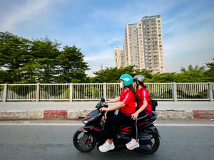 Chở nhau đi chạy