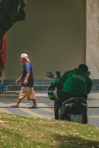 Anh Grab Bike đang soi gương