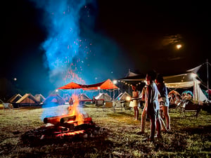 Lửa trại bừng sáng trong đêm