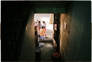 Quán nhỏ dưới chân chung cư cũ