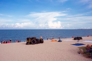 Cát vàng biển xanh mây trắng