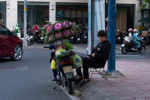 Thanh niên bán hoa dạo