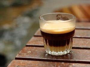 Một ly cà phê sữa