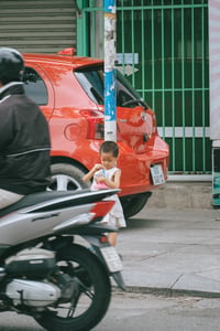Bé gái với chiếc đồ chơi