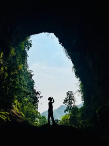 Nam thanh niên khám phá kỳ quan hang động Tú Làn