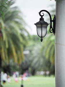 Một chiếc đèn ngoài sân
