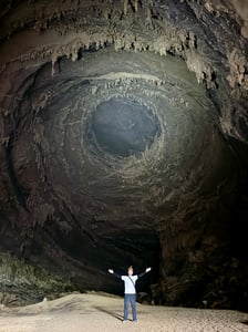 Nam thanh niên khám phá kỳ quan hang động Tú Làn