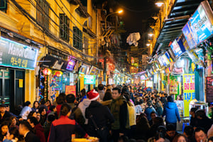 Phố đêm Tạ Hiện