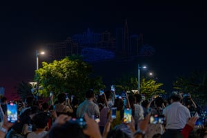 Người dân xem biểu diễn drone 30/4/2025