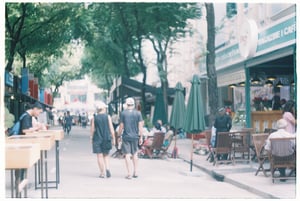 Du khách đi dạo ở đường sách TP Hồ Chí Minh