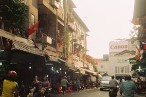 Con phố nhộn nhịp ngập ánh hoàng hôn