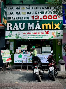 Anh Grab chờ lấy đơn Rau Má Mix