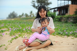 A Vietnamese mom and daughter couple
