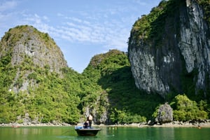 Chèo thuyền tham quan Hang Luồn, Hạ Long
