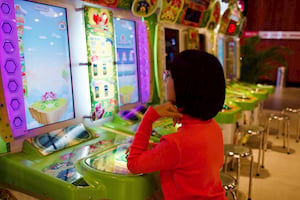 Một cô bé đang chơi game